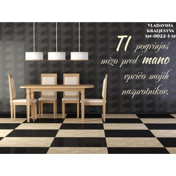 Stenska nalepka: Ti pogrinjaš mizo pred mano vpričo mojih nasprotnikov.